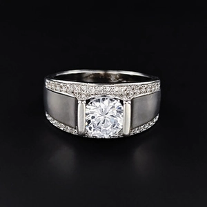 Macro-opname van brede zilveren ring met pavé-diamanten en ronde zirkonia in het midden