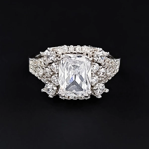 Macro-opname van een luxe ring met rechthoekige zirkoon en micro-pave op een zilveren band