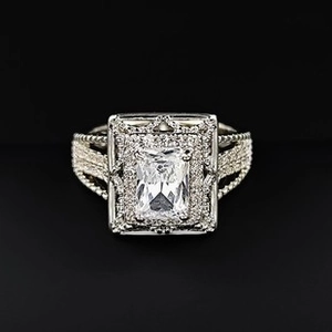 Macro-opname van ring met smaragd geslepen diamant, halo zetting en gespleten schacht