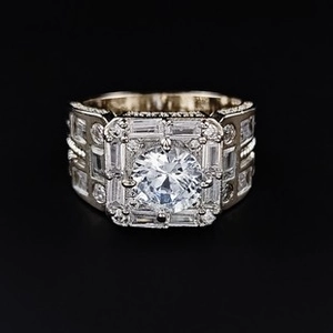Macro-opname van een brede luxe zilveren ring met grote zirkoon en pavé gezette zijstenen