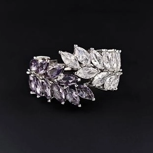 Detail van een zilveren ring met marquise geslepen paarse en witte zirkonia stenen