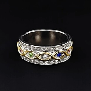 Detail van de zilveren ring met golfpatronen, zirkonia pavé en kleurrijke edelstenen