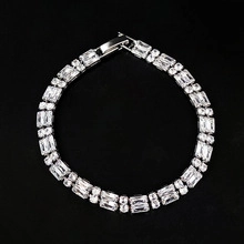 Dettaglio del bracciale in argento con cristalli taglio smeraldo e chiusura a scatto