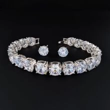 Dettaglio del set bracciale tennis argento e orecchini a lobo con pietre brillanti