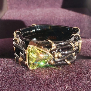 Anello in argento S925 bicolore con gemma verde e design a rami intrecciati da donna