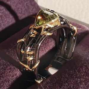 Anello vintage in argento S925 con gemma verde e intricato design a vite