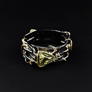 Anello gotico bicolore in argento S925 con design a vite nera e gemma gialloverde