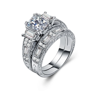 Luxurious two-piece bridal ring set with princess cut zircon and vintage engraving