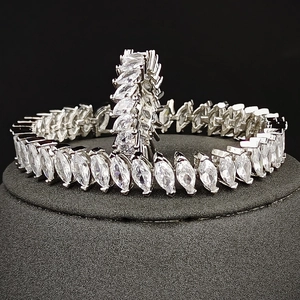 Elegantes Armband mit silbernen Marquise-Kristallen auf einem professionellen Schmuckständer