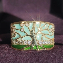 Makroaufnahme Goldring Lebensbaum mit Mint-Emaille und funkelnden Kristallen