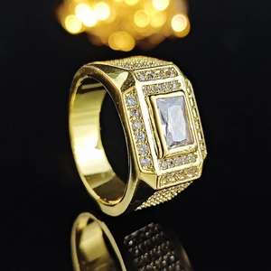 Anello da uomo placcato in oro classico con zircone rettangolare e pavé