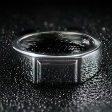 Vista macro dell'anello minimalista in argento S925 con il marchio e il dettaglio rettangolare