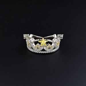 Prinzessin Kronenring mit gelbem Sternstein und funkelnden Kristallen auf schwarzem Grund