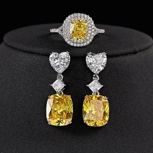 Luxuriöses Schmuckset mit gelbem Zirkonia-Ring und Herz-Ohrringen aus Silber