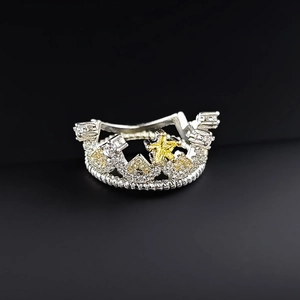 Detailansicht des Kronenrings mit sternförmigem gelbem Edelstein und Zirkonia-Besatz