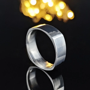 Anello quadrato minimalista in metallo argento da uomo con finitura lucida