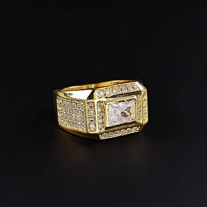 Anello hip hop classico da uomo in oro con grande zircone rettangolare e micro cristalli