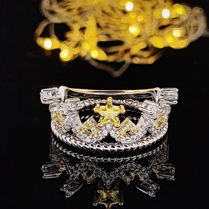 Luxuriöser Kronenring mit gelbem Sterndiamanten und Zirkonia auf schwarzer Spiegelfläche