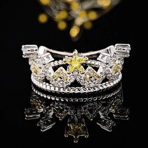 Luxuriöser Kronenring mit gelbem Stern-Edelstein und Zirkonia auf Reflexionsfläche