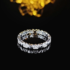 Elegante anello in argento a forma di cuore con zirconi micro-pave su superficie nera