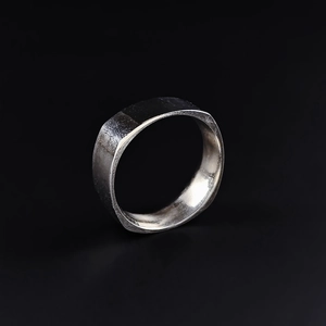 Anello con sigillo rettangolare in argento classico con trama industriale invecchiata per tutti