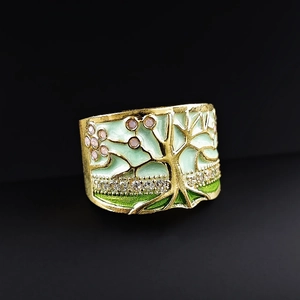 Künstlerischer breiter Ring mit goldenem Baum, Emaille-Szenerie und Zirkonia