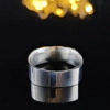 Anello a fascia larga minimalista in metallo argento con finitura a specchio lucida