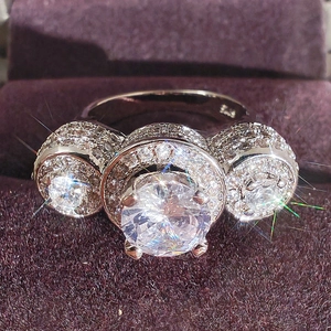 Anello di lusso in argento 925 con tre pietre rotonde e halo su velluto viola