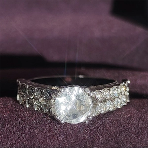 Lujoso anillo de compromiso de plata con una gran piedra central de circonita de corte brillante