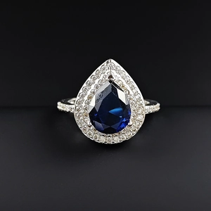 Ring mit birnenförmigem blauem Topas, doppeltem Diamant-Halo und funkelndem Silberband