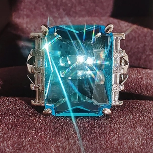 Luxuriöser Ring mit großem rechteckigem blauem Zirkonia und modernem Silberband