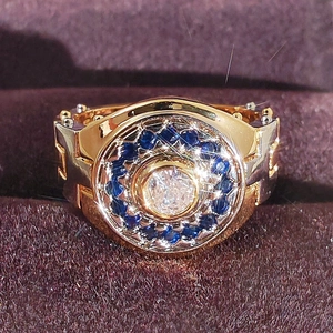 Anello bicolore di lusso con grande pietra bianca centrale e alone di zaffiri blu