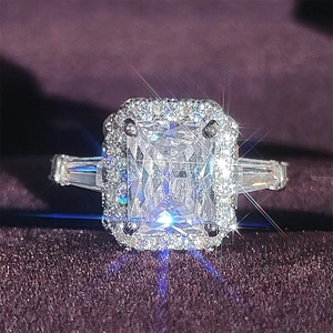 Luxuriöser Ring mit Prinzess-Schliff Zirkon und Halo-Design auf lila Samt-Hintergrund