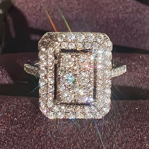 Luxuriöser rechteckiger Zirkonia-Ring mit Mikropavé-Fassung in einer lila Box