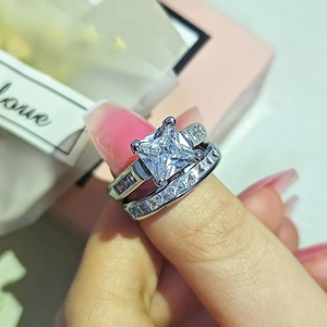 Luxuriöses zweiteiliges Stapelring-Set mit Zirkonia im Prinzessschliff für die Hochzeit