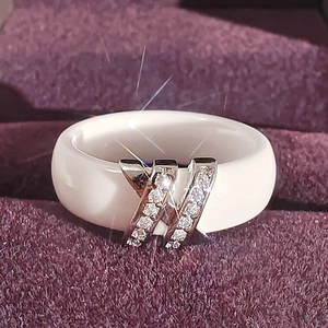 Crossed X design ring in white ceramic and sparkling rhinestones for a modern style