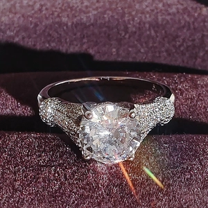 Anillo de compromiso solitario redondo de lujo en estuche de terciopelo morado
