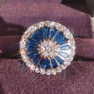 Anillo ajustable con circón de zafiro azul y un halo de cristales blancos brillantes