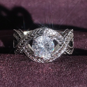 Anello retrò in argento con grande pietra preziosa tonda e incisioni intrecciate