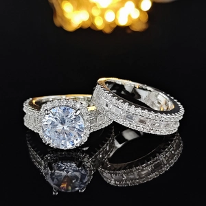 Lussuoso set di due anelli in zircone con pietra centrale rotonda e finitura argento