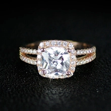 Detail eines Kissenschliff-Rings aus Roségold mit Halofassung und geteiltem Ringschaft