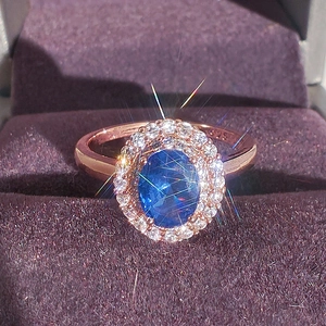 Luxuriöser S925 Silberring in Roségold mit ovalem Saphir und Zirkonia-Heiligenschein