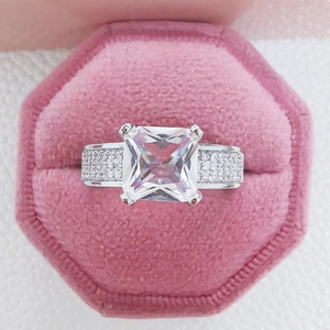 Luxuriöser Silberring mit quadratischem AAA-Zirkon in rosa Samt-Geschenkbox für Damen