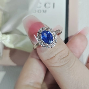 Eleganter Vintage-Saphir-Verlobungsring mit doppelter Zirkon-Umrandung im Silberband