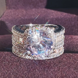 Dettaglio macro di anello halo in argento con grande zirconia cubica quadrata