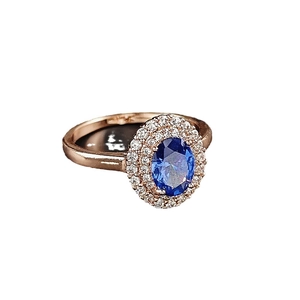Luxuriöser Roségold-Saphirring mit ovalem blauem Stein und doppeltem Halo aus Diamanten