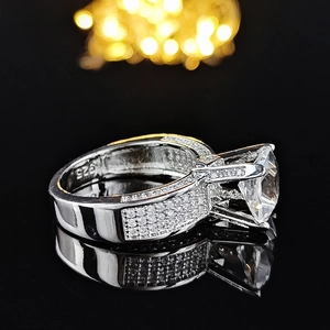 Detaillierte Makroansicht der S925-Silberpunze auf einem quadratisch geschliffenen Ring