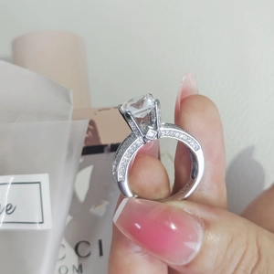 Luxuriöser S925 Sterlingsilber Ring mit AAA Zirkonia Hauptstein für Damen Design