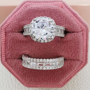 Dettaglio del set di anelli in zircone quadrato in elegante scatola di velluto rosa