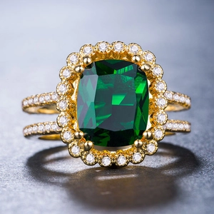 Bague plaquée or avec une émeraude rectangulaire et un halo de diamants brillants